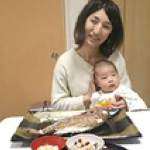 自宅でお食い初めをしている写真
