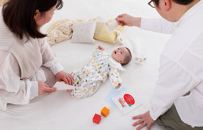 はじめての経験にワクワク！上手に手足形とれるかな・・？